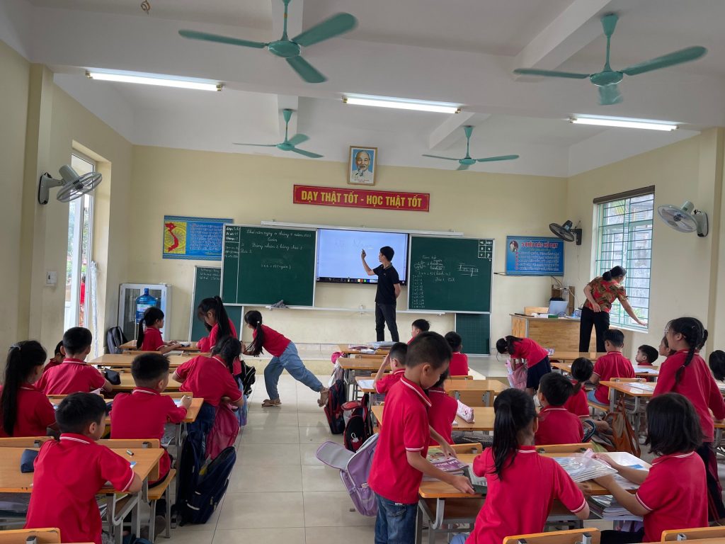 khung cảm ứng cho tivi GAOKEview tại trường tiểu học