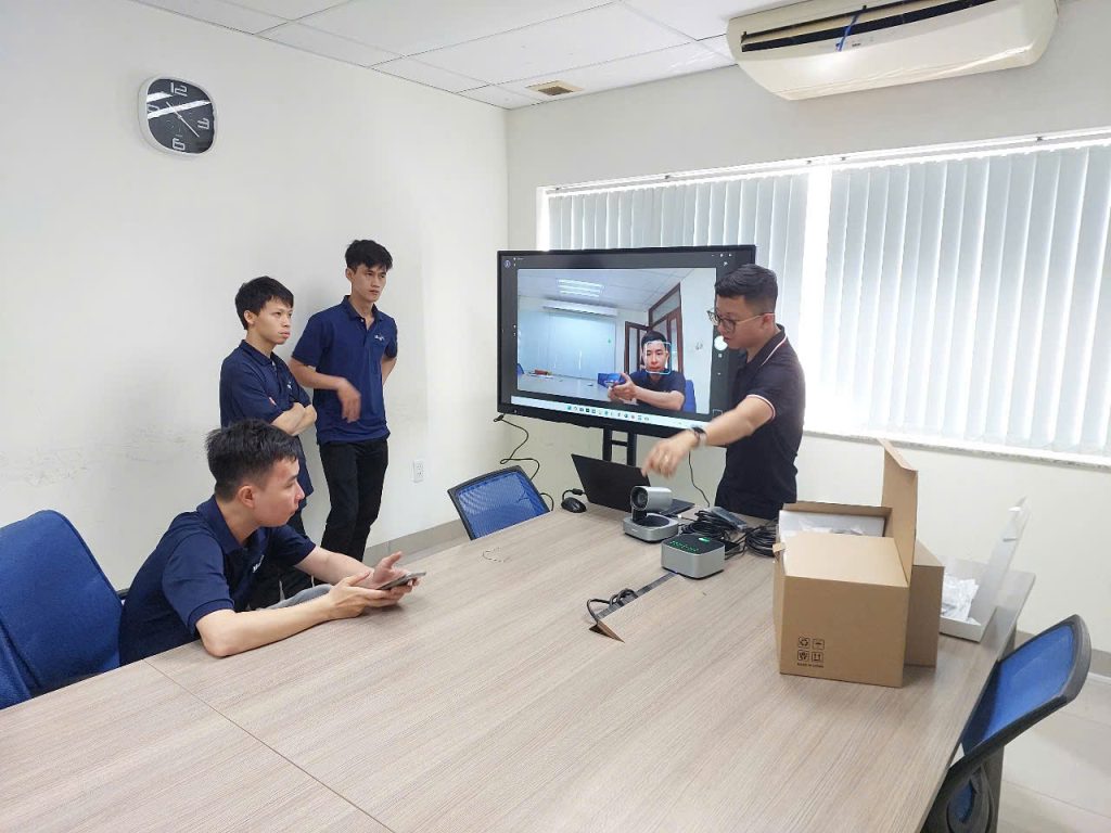 Màn hình tương tác kết hợp camera hội nghị