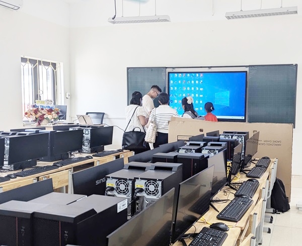Màn hình tương tác cho phòng tin học thông minh