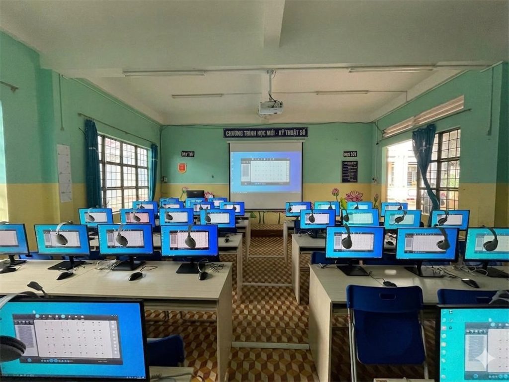 Máy chiếu và màn chiếu cho phòng tin học